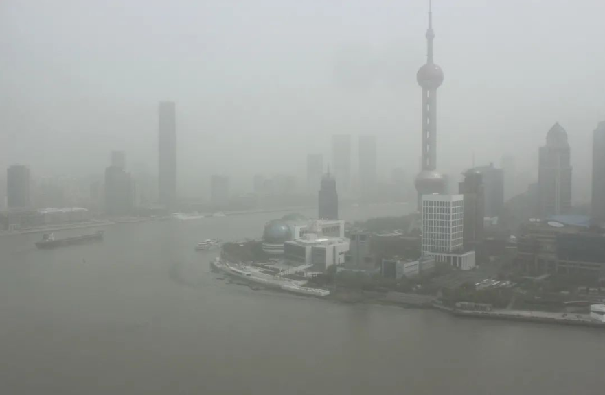 城市街道与高楼大厦的景色
AI 生成的内容可能不正确。